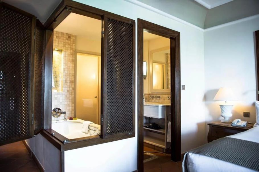 Bathroom at Ona Mar Menor Golf And Spa Resort with wooden shutters for privacy