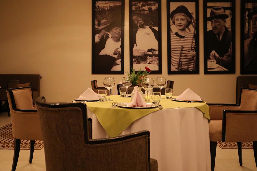 Kenzi Menara Palace And Resort restaurant with table set for guests