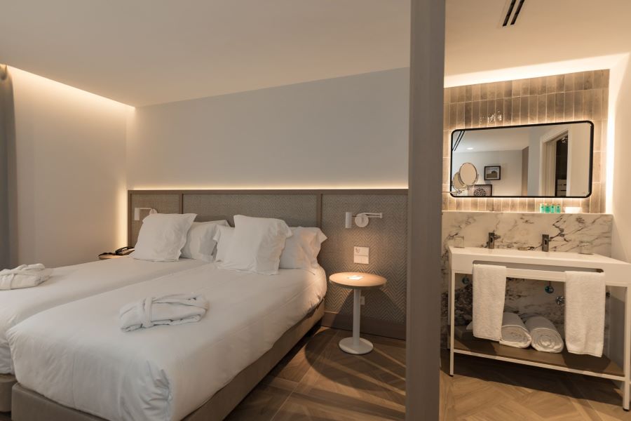 Bedroom with bathroom at Hotel Encinar De Sotogrande