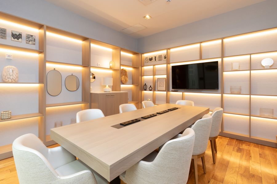 Table and chairs around the television at Hotel Encinar De Sotogrande