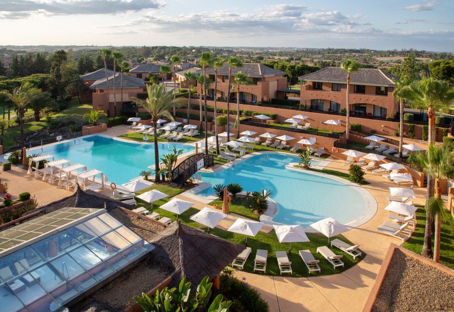 Swimming pool in the middle of DoubleTree by Hilton Islantilla Beach Golf Resort