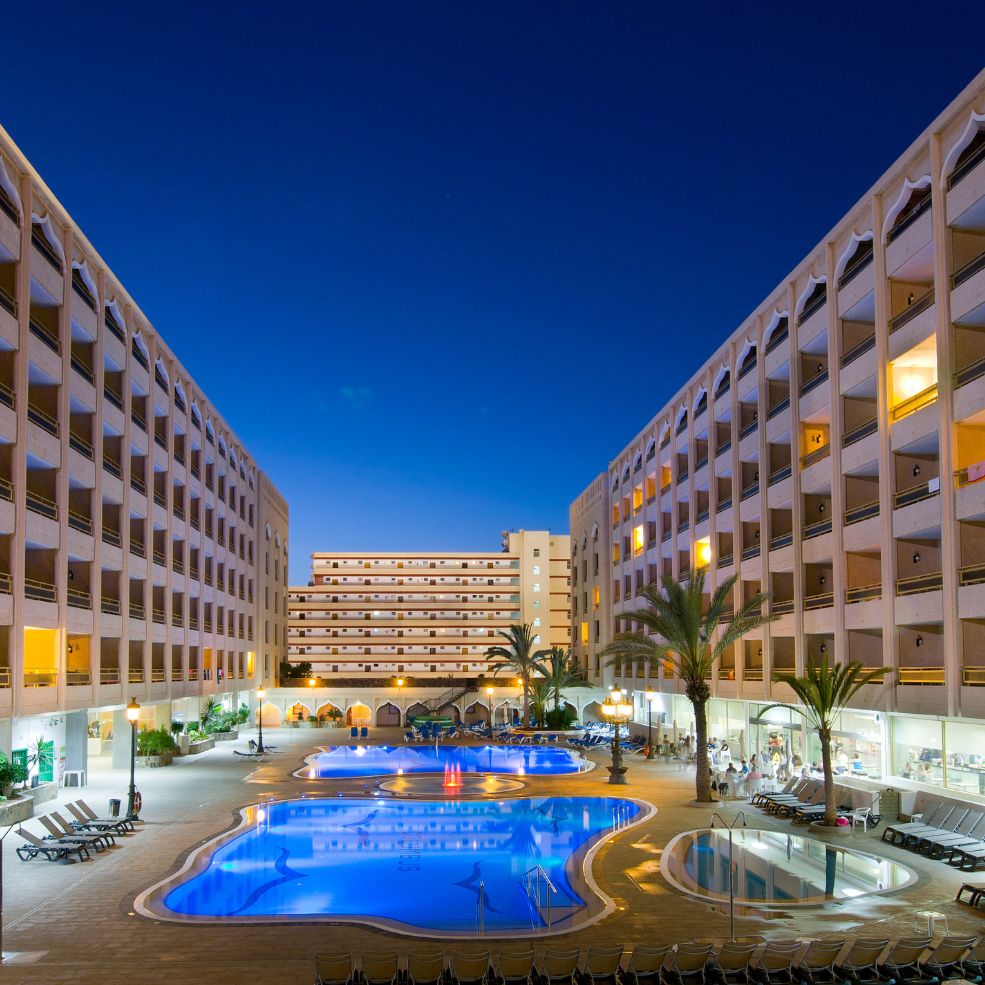 Kn Columbus Aparthotel in Tenerife at night time