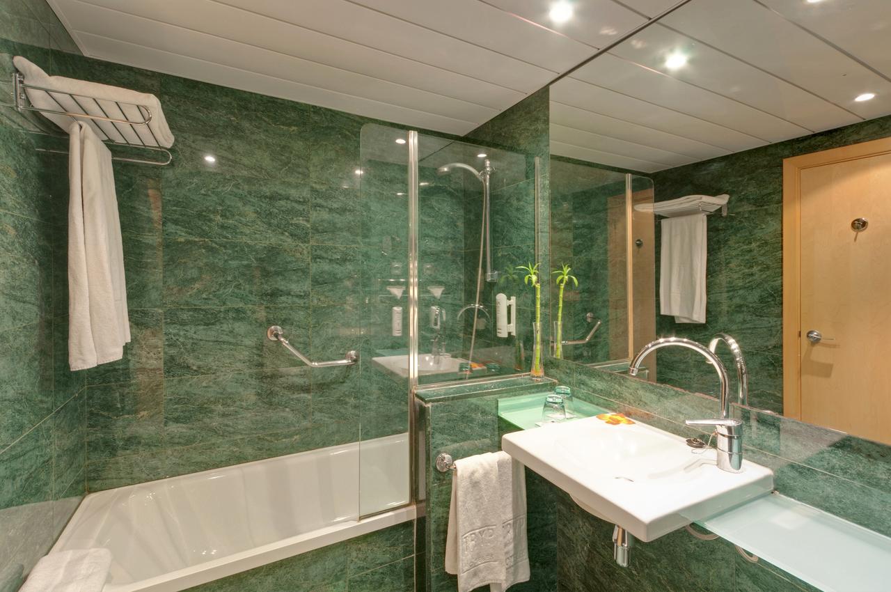 A green marble hotel bathroom Sol Port Cambrils