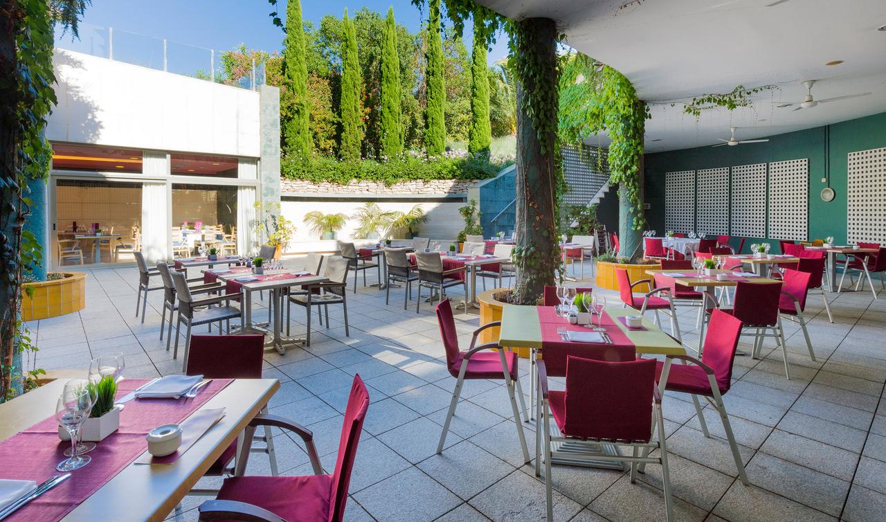 Outdoor seating under a canopy at Sol Port Cambrils