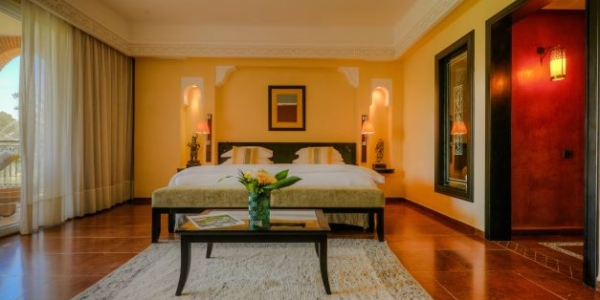 Bedroom with double bed at Tikida Palace Golf with rug, table and lamps