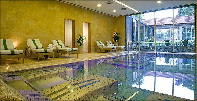 Indoor swimming pool with sun loungers at Casa Velha Do Palheiro