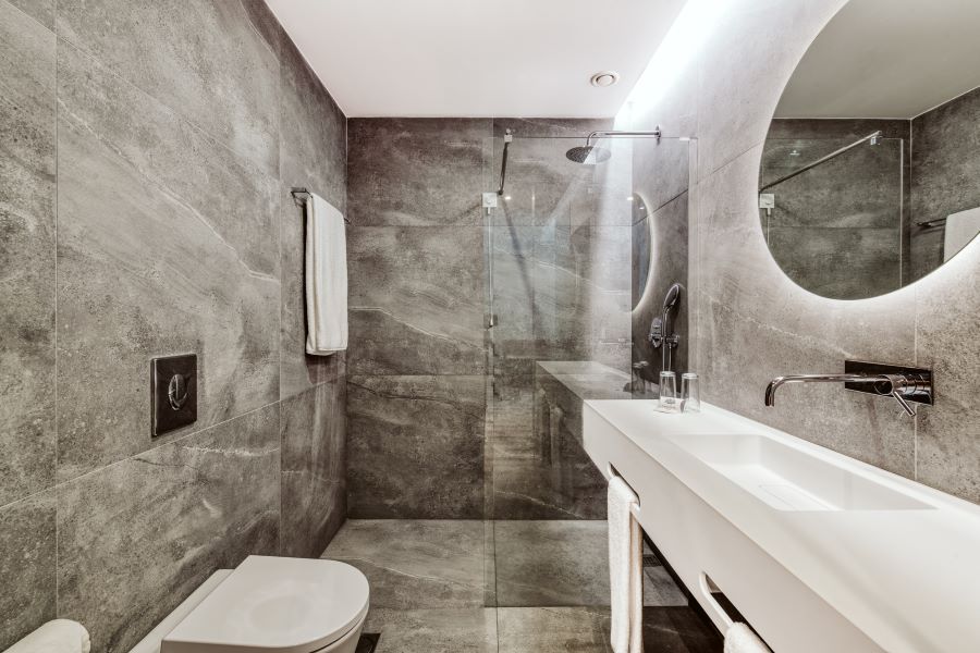 Grey tiled bathroom at VIla Baleira Funchal