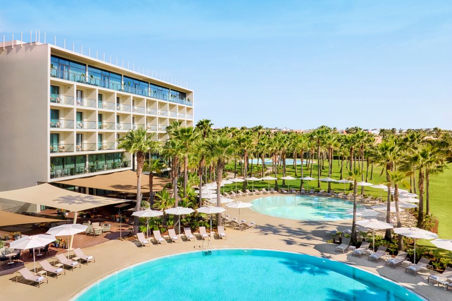 Swimming pool and palm trees in front of Algarve Marriott Residences Salgados Resort Conference Centre