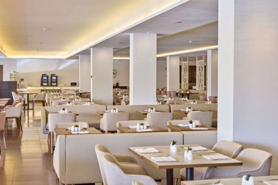 Dining area with white tables and chairs at Zafiro Rey Don Jaime