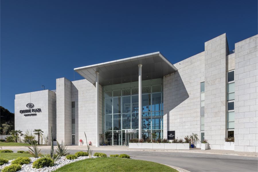 Entrance of Crowne Plaza Caparica