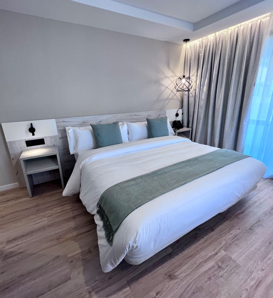 Bedroom with double bed at Obal Urban Hotel in Marbella
