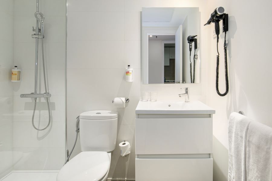Bathroom with toilet unit and wash basin in Sol Puerto Marina Torremolinos