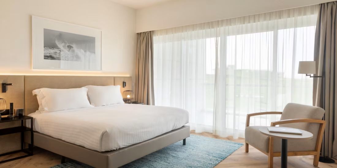 Bedroom at Crowne Plaza Caparica with double bed