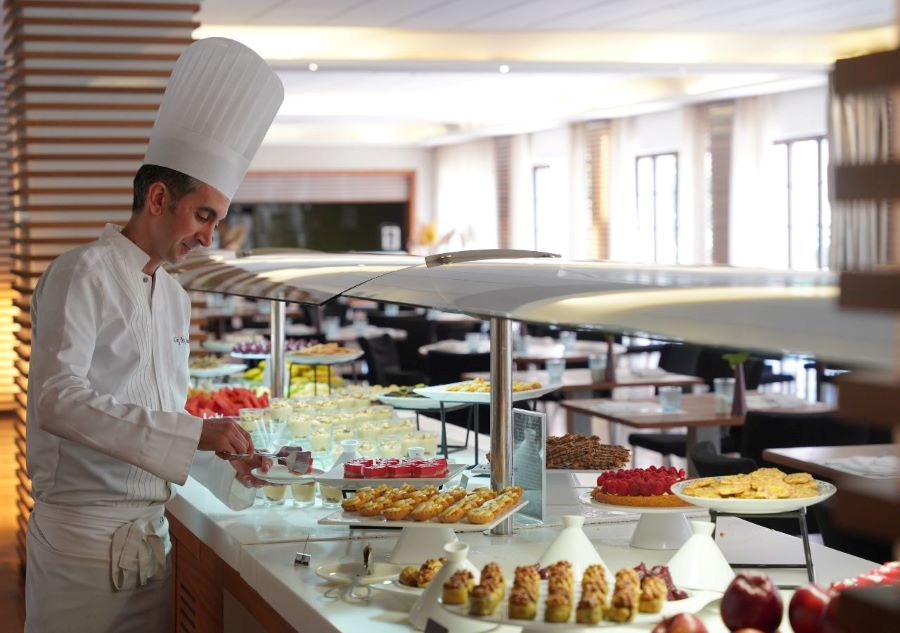 Chef serving pastries and cakes at Pickalbatros Hotel Du Golf Palmeraie Marrakech