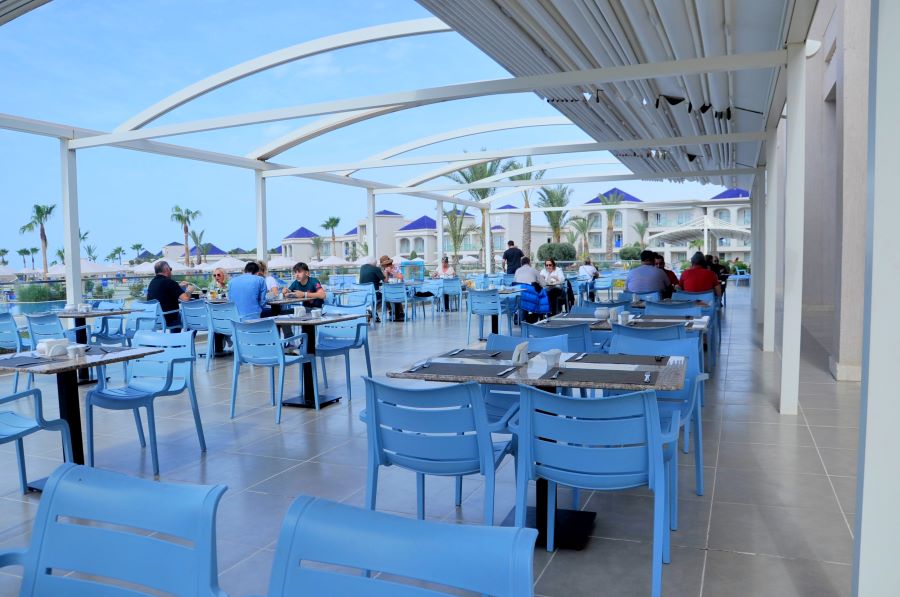 Outdoor dining area at Pickalbratros White Beach Taghazout Resort
