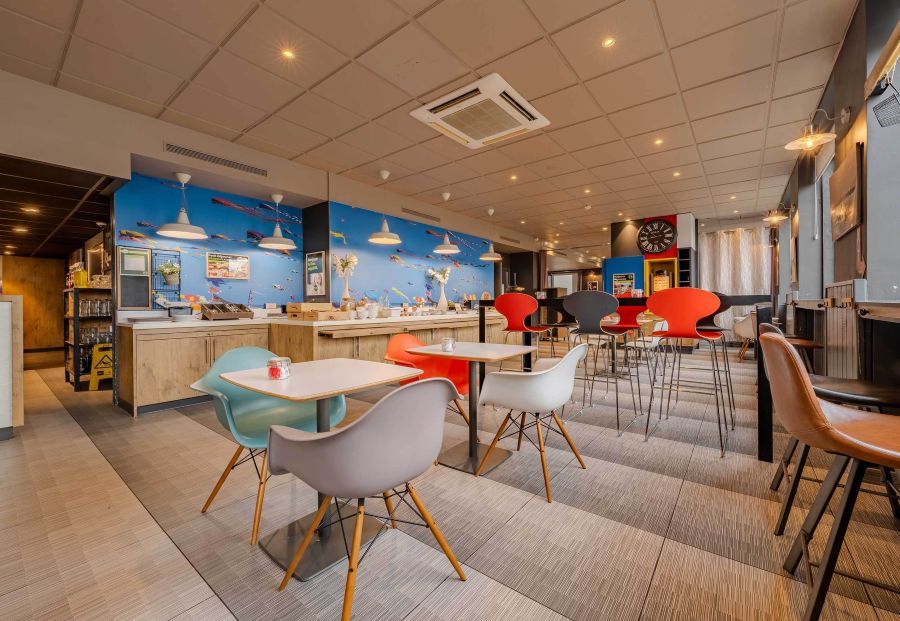 Seating in restaurant at B&B HOTEL Boulogne-sur-Mer Centre Les Ports