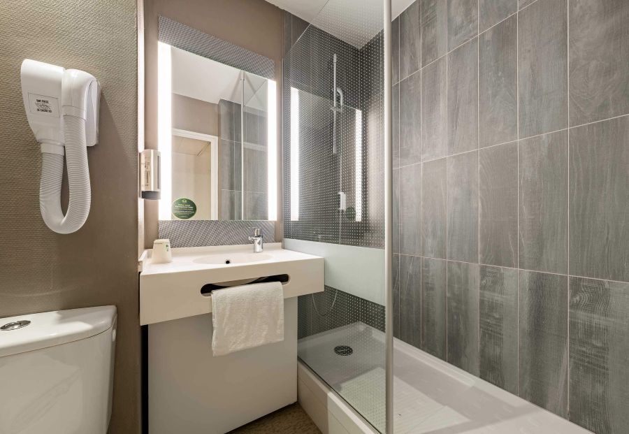 Bathroom at B&B HOTEL Boulogne-sur-Mer Centre Les Ports