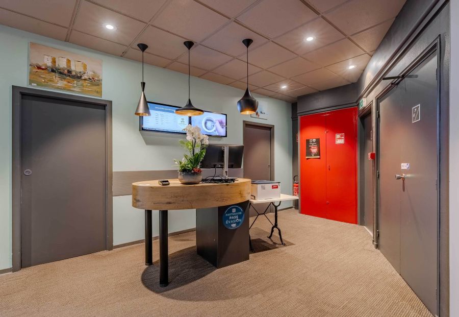 Reception desk at B&B HOTEL Boulogne-sur-Mer Centre Les Ports