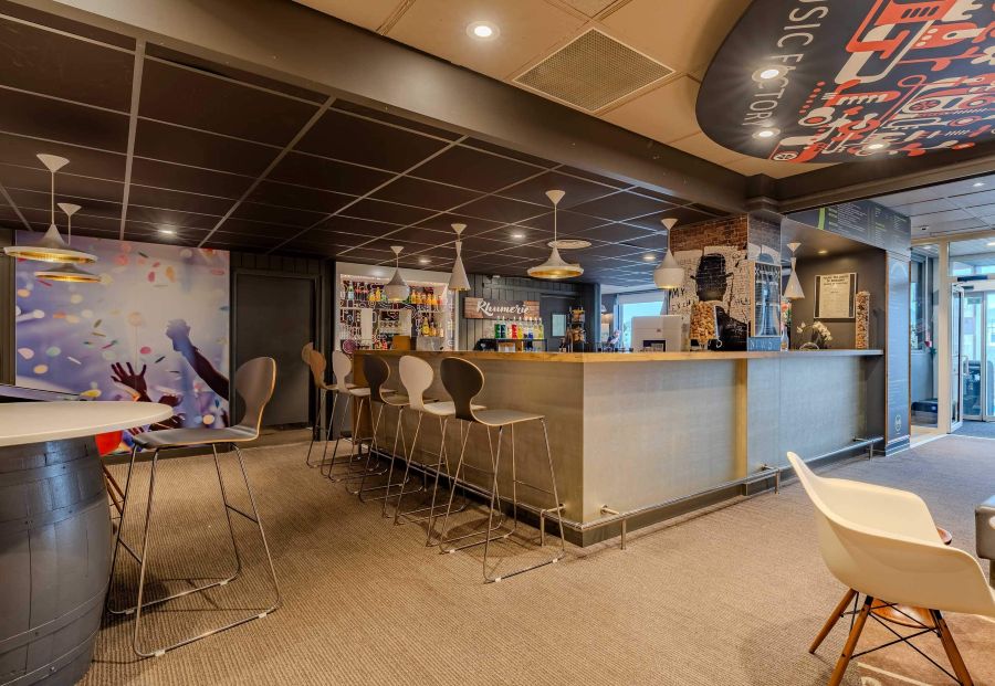 Bar with stools at B&B HOTEL Boulogne-sur-Mer Centre Les Ports