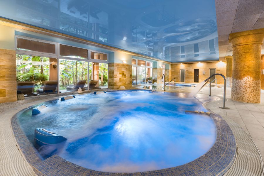 Spa pool with bubbling water at Elba Estepona Gran Hotel & Thalasso Spa
