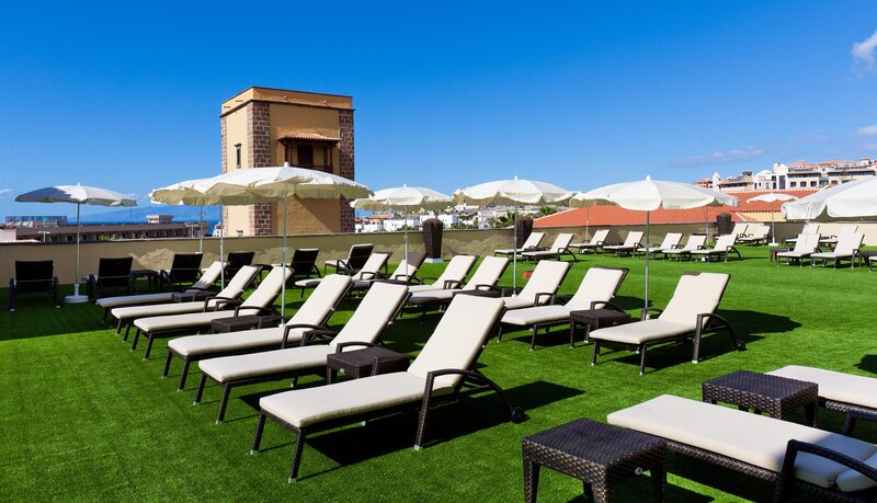 Rooftop terrace with sun loungers and green artificial grass at GF Isabel