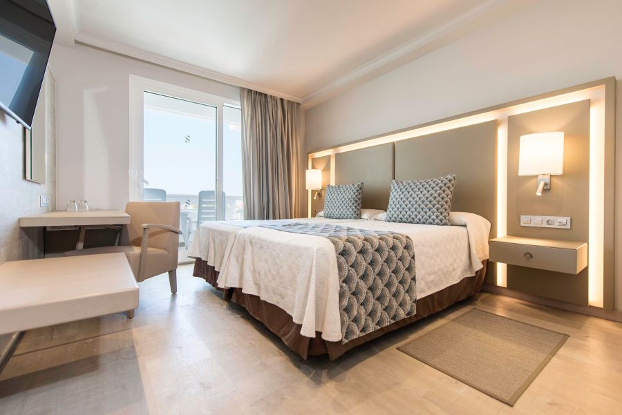 Double bed in room at Spring Hotel Vulcano