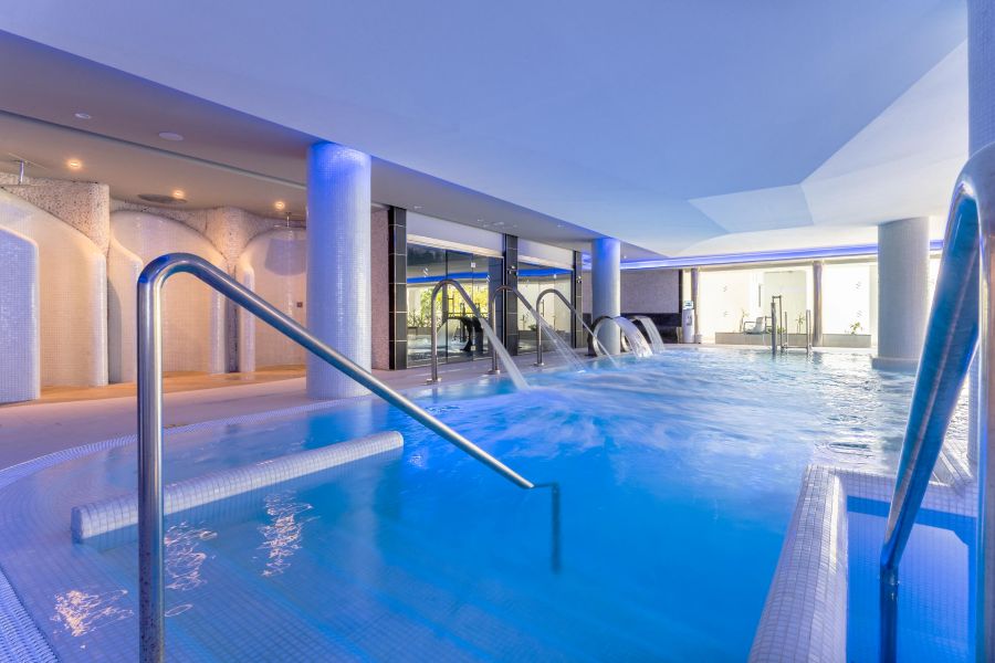 Spring Hotel Vulcano spa with handrails into the indoor pool