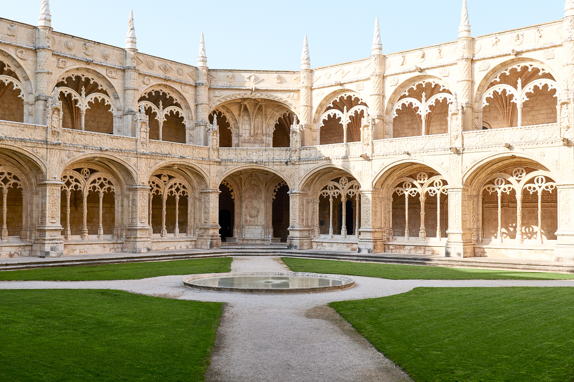 Jeronimos mid shot