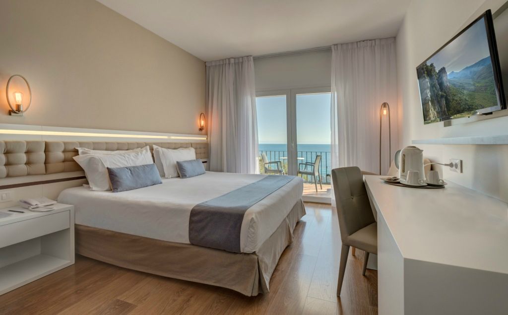 Double bed with balcony at Park Hotel San Jorge