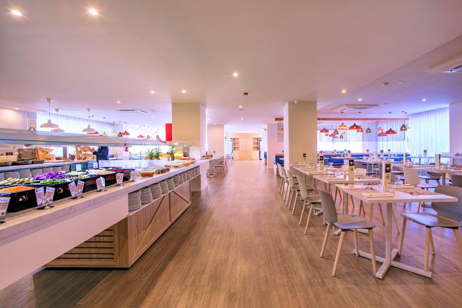 Buffet restaurant ready for service at Hotel Palamasol in Benalmadena